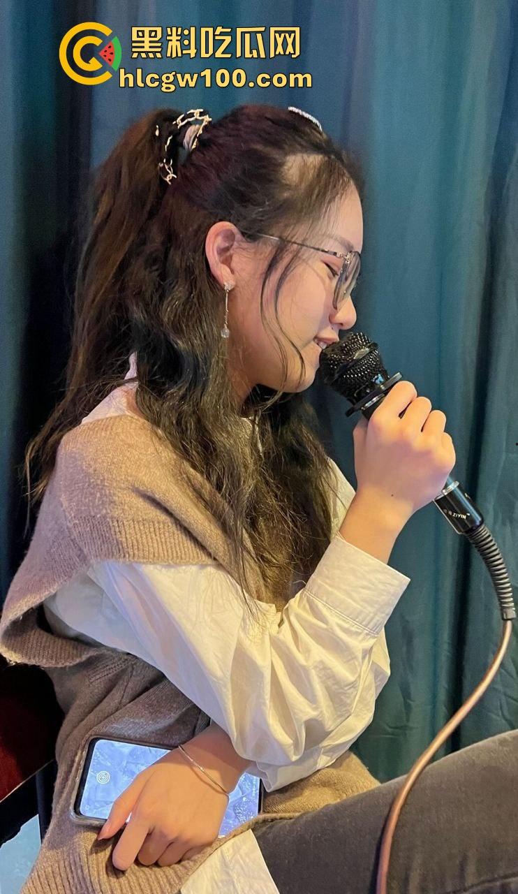 上海小区人妻【李雨桐】表面优雅实则骚到爆,偷情内射上瘾,每晚主动掰开腿喊老公都干不爽,快来扩我菊花!-1