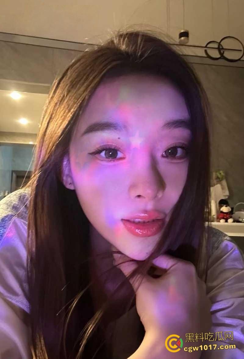 广州性感拜金女【张亦扬】,与金主楼梯野战,拍各种露脸口交,房间里堆满淫装阳具,疯狂捞金毫无底线!-1