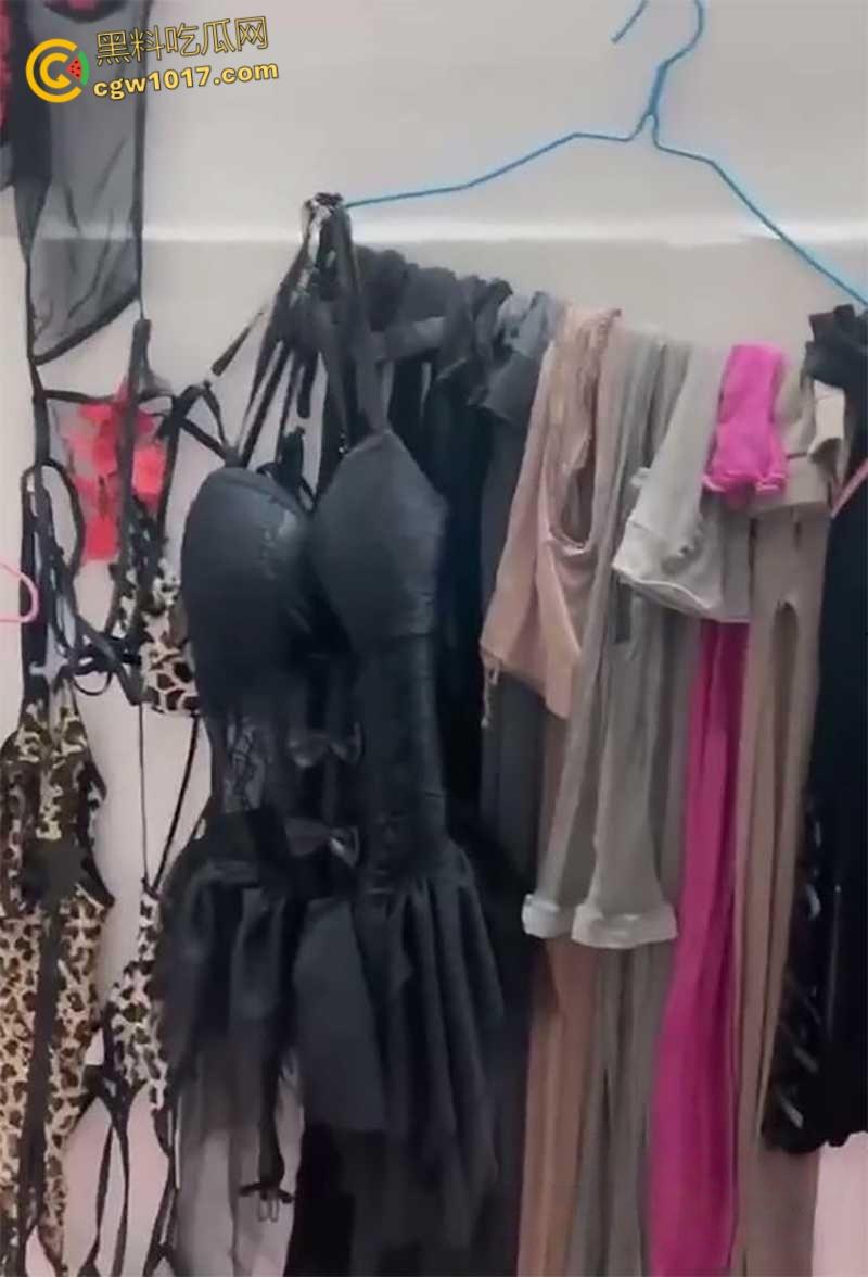 广州性感拜金女【张亦扬】,与金主楼梯野战,拍各种露脸口交,房间里堆满淫装阳具,疯狂捞金毫无底线!-7