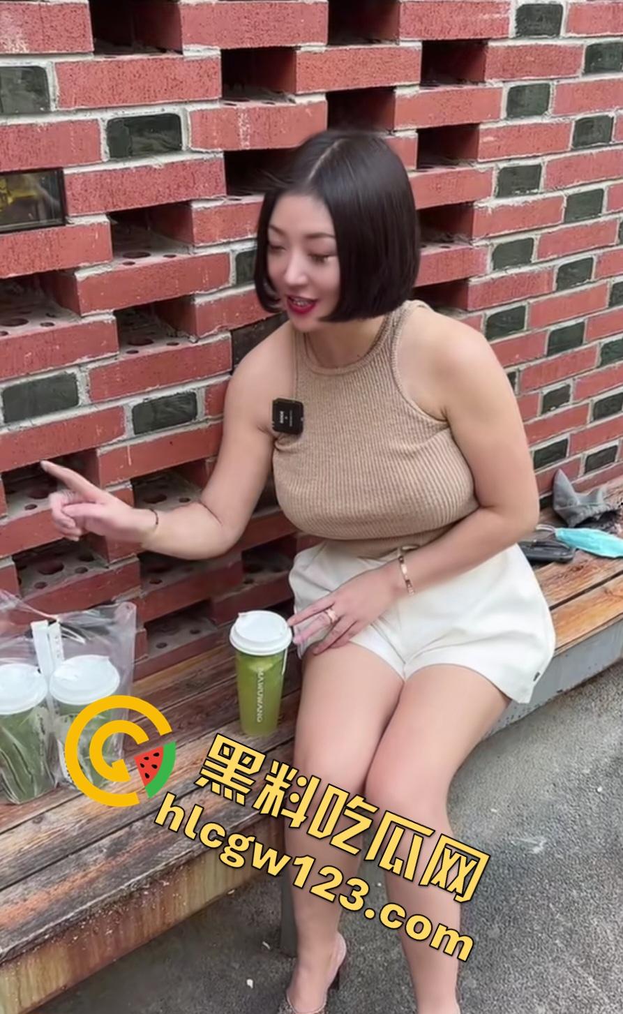 抖音【兔兔1104】被大哥约舔B?粗腿开裆黑丝被大哥传教士教做狗,骚穴比螃蟹夹的还紧!-2