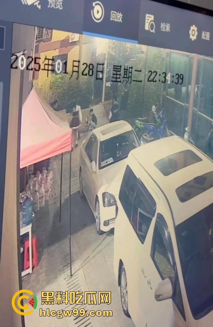 缅甸妙瓦底狗推放烟花庆祝 结果变身炸弹现场 短裙女友当场炸伤 这烟花是买到军火了?-1