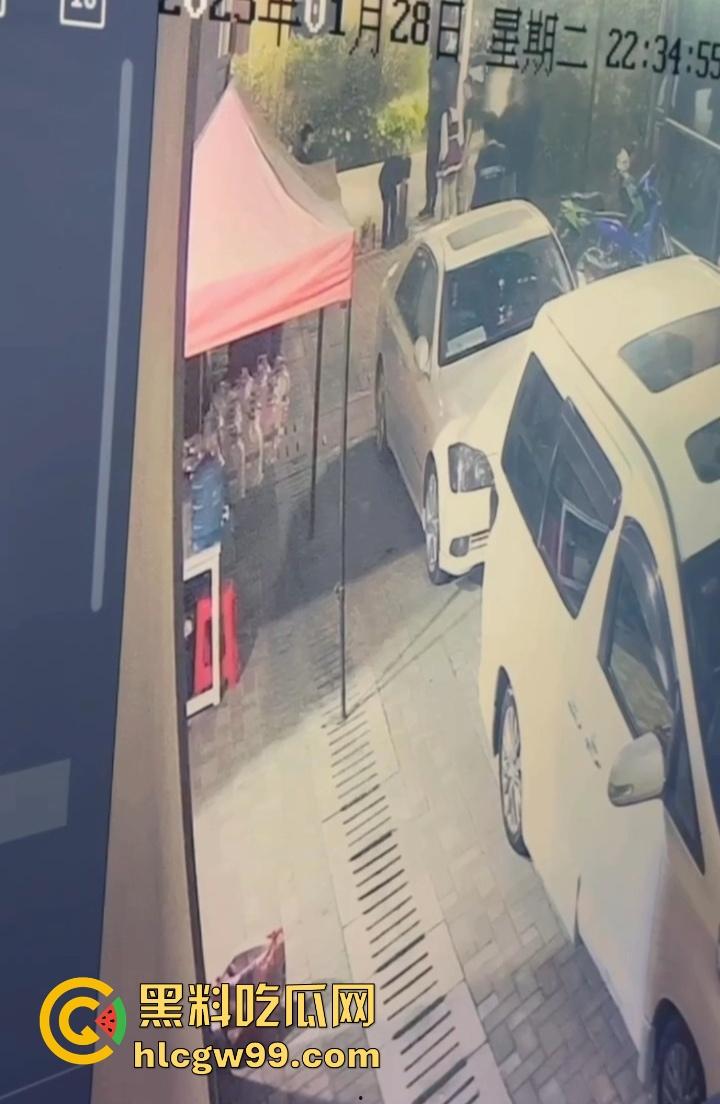 缅甸妙瓦底狗推放烟花庆祝 结果变身炸弹现场 短裙女友当场炸伤 这烟花是买到军火了?-2