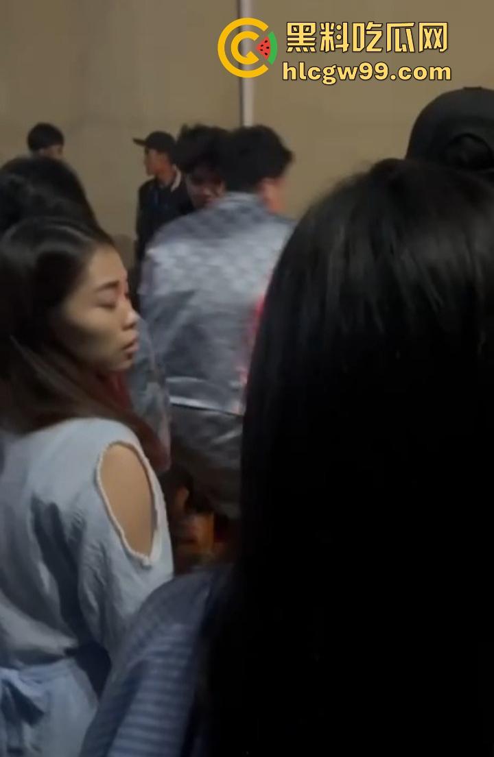 缅甸妙瓦底狗推放烟花庆祝 结果变身炸弹现场 短裙女友当场炸伤 这烟花是买到军火了?-3