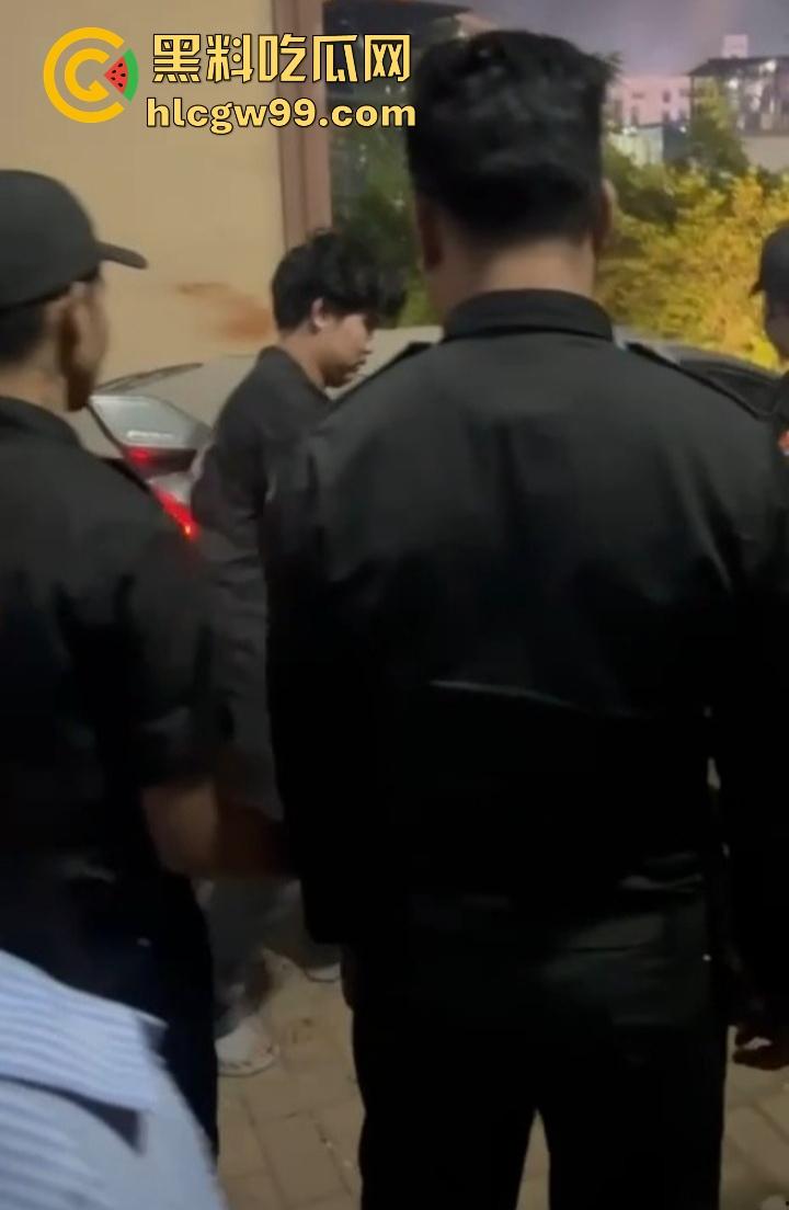 缅甸妙瓦底狗推放烟花庆祝 结果变身炸弹现场 短裙女友当场炸伤 这烟花是买到军火了?-4