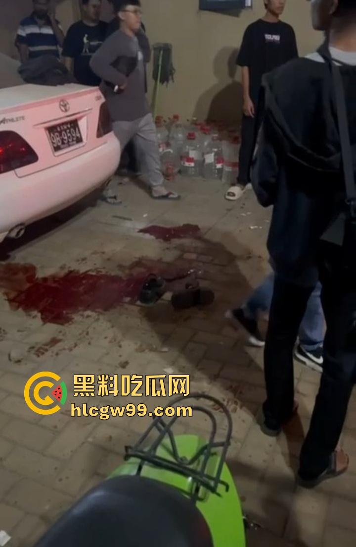 缅甸妙瓦底狗推放烟花庆祝 结果变身炸弹现场 短裙女友当场炸伤 这烟花是买到军火了?-5