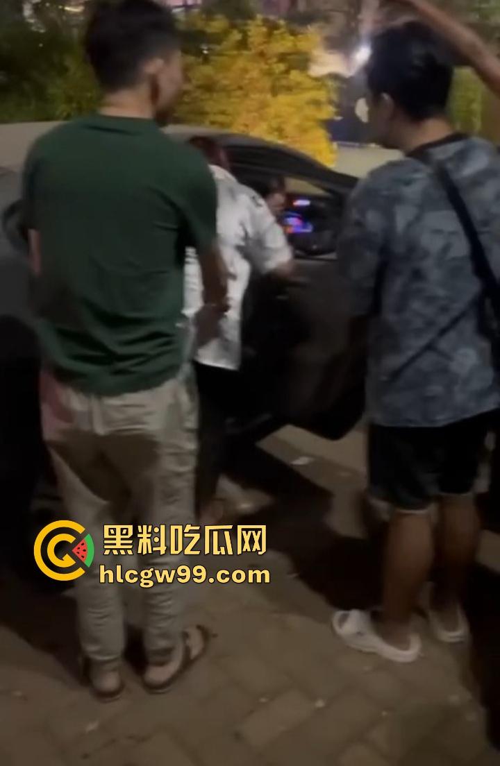 缅甸妙瓦底狗推放烟花庆祝 结果变身炸弹现场 短裙女友当场炸伤 这烟花是买到军火了?-6