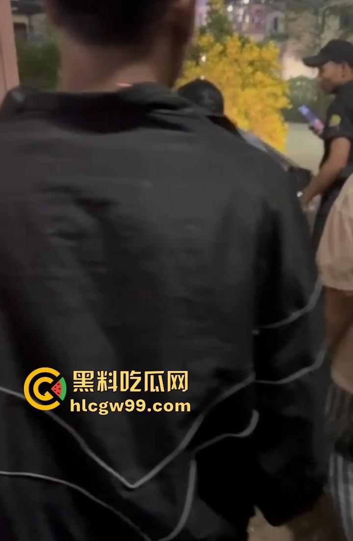 缅甸妙瓦底狗推放烟花庆祝 结果变身炸弹现场 短裙女友当场炸伤 这烟花是买到军火了?-7