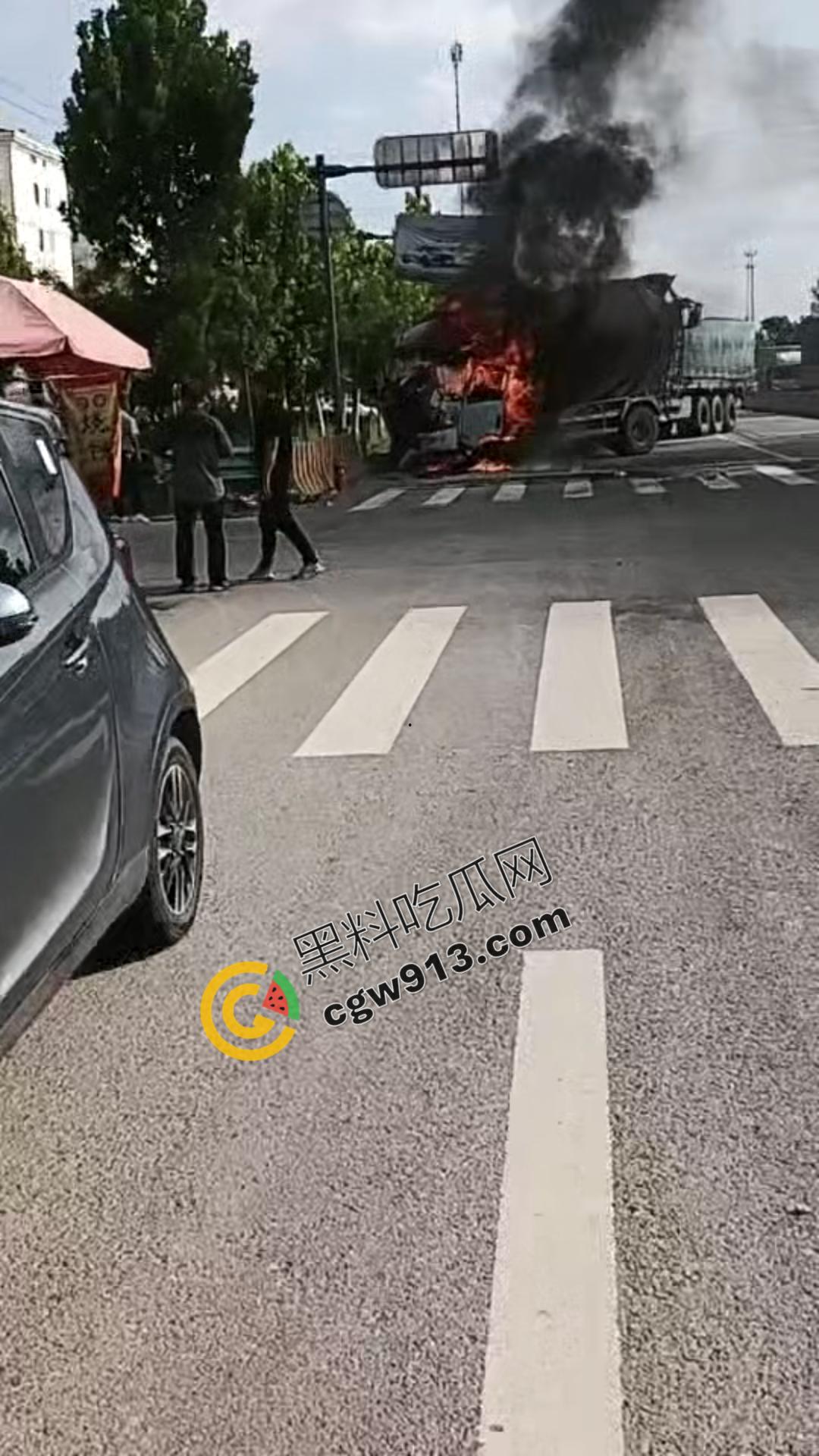 悲剧瞬间!河南商丘公路车祸,大货车烈焰吞没,司机惨遭活活烧焦-1