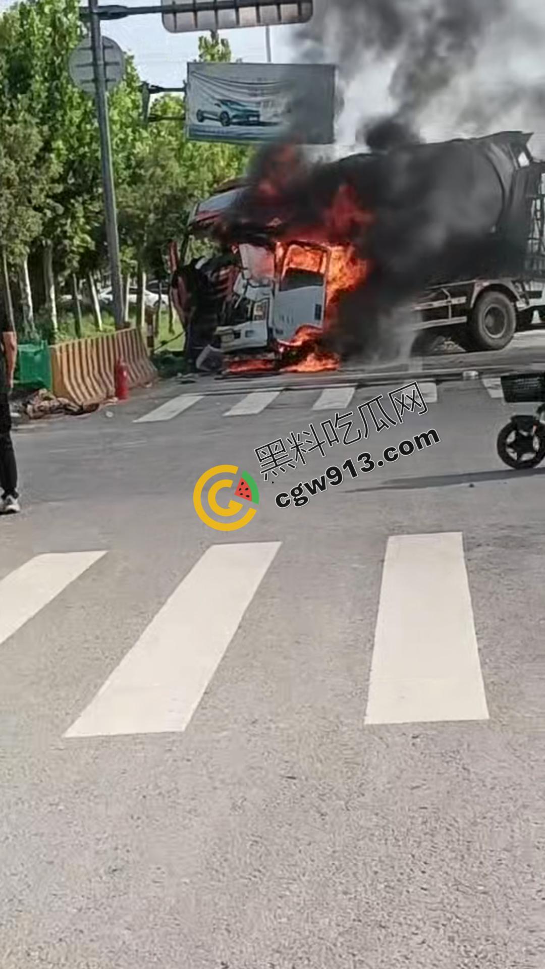 悲剧瞬间!河南商丘公路车祸,大货车烈焰吞没,司机惨遭活活烧焦-2