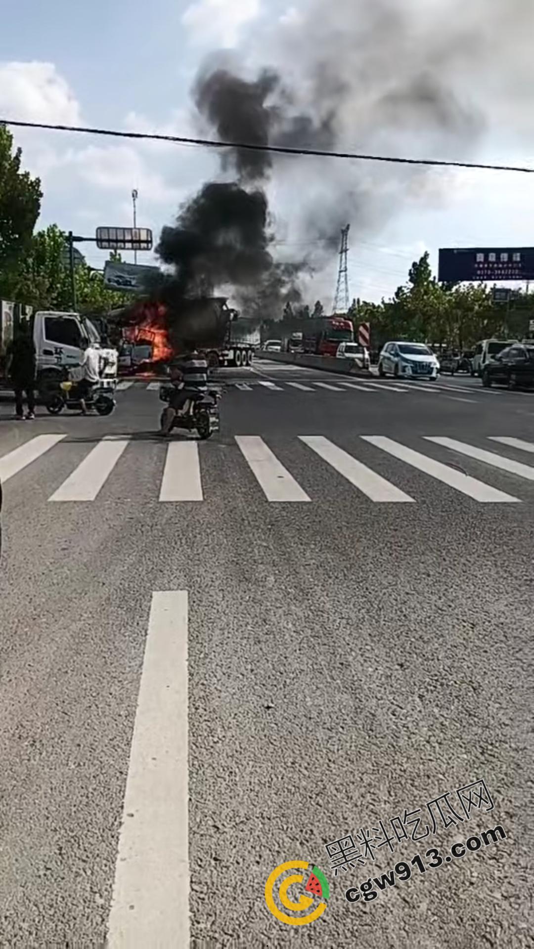 悲剧瞬间!河南商丘公路车祸,大货车烈焰吞没,司机惨遭活活烧焦-3