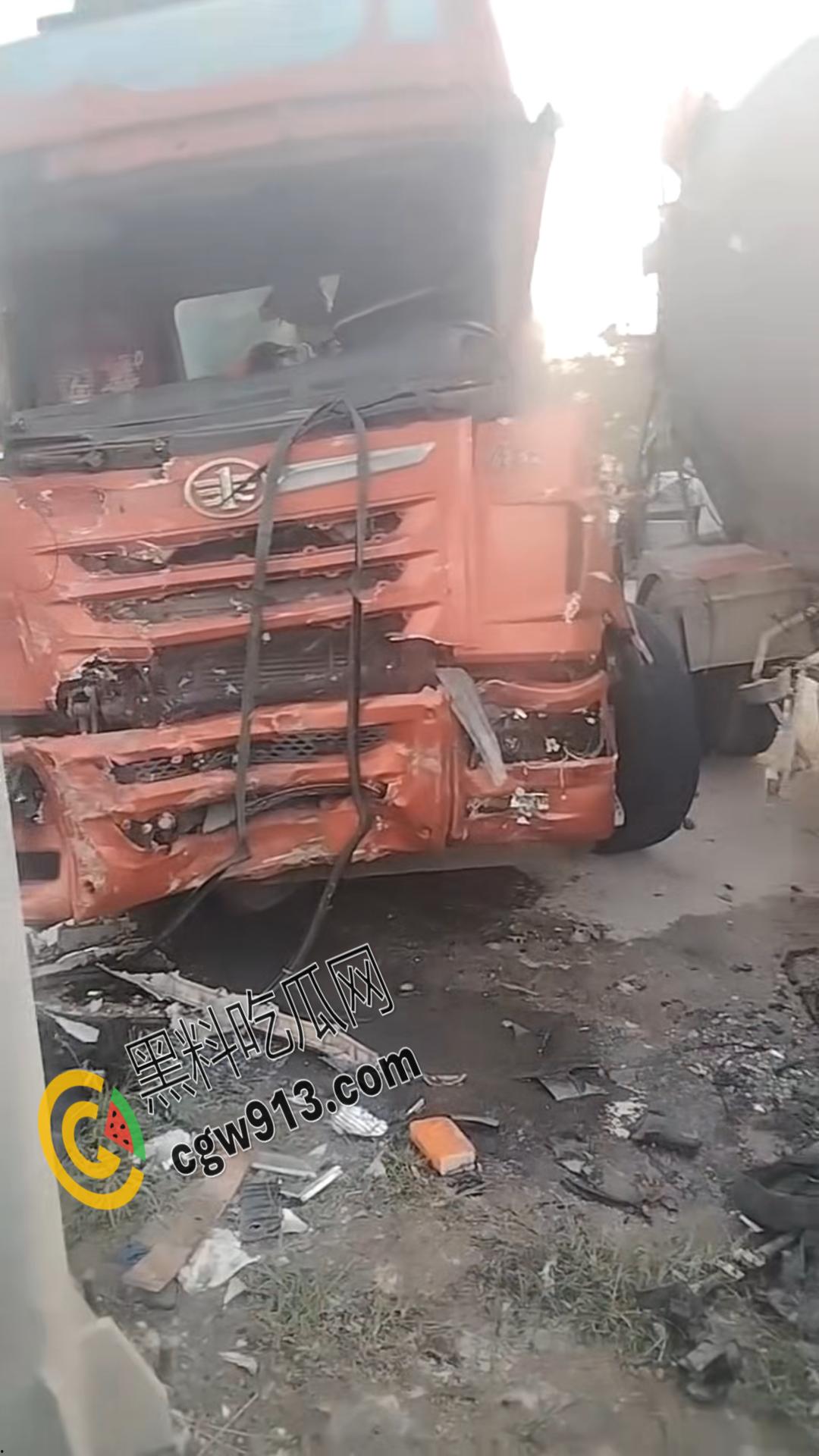 悲剧瞬间!河南商丘公路车祸,大货车烈焰吞没,司机惨遭活活烧焦-5