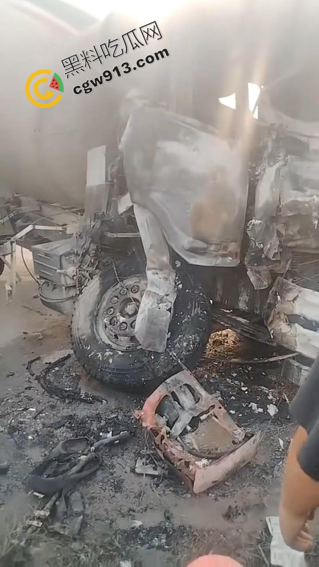 悲剧瞬间!河南商丘公路车祸,大货车烈焰吞没,司机惨遭活活烧焦-6