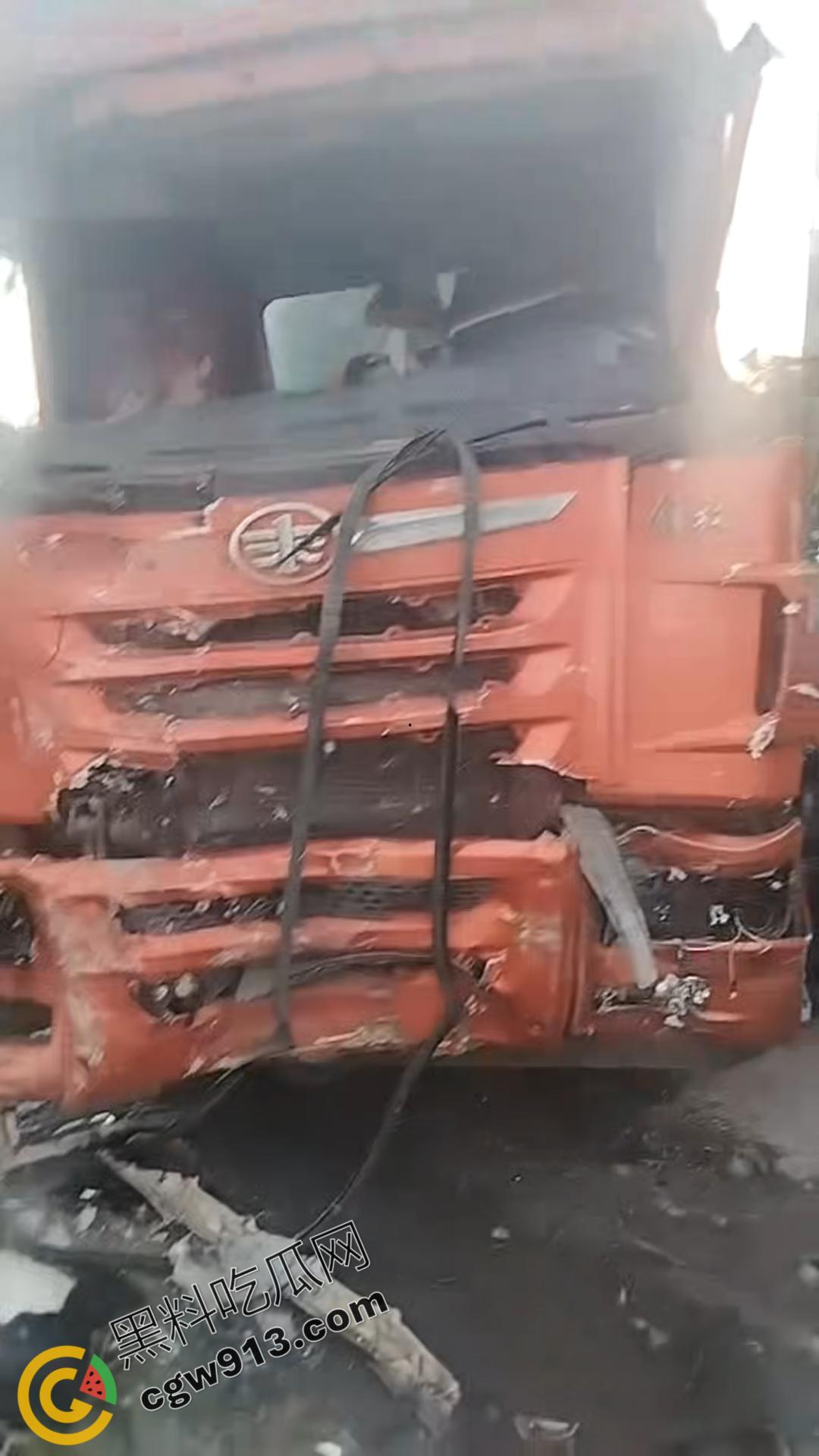 悲剧瞬间!河南商丘公路车祸,大货车烈焰吞没,司机惨遭活活烧焦-7