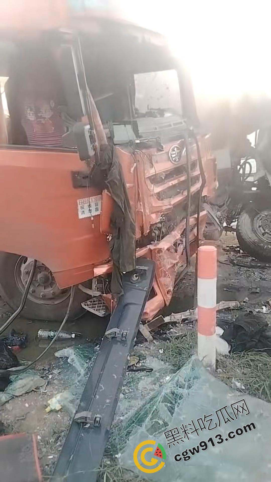 悲剧瞬间!河南商丘公路车祸,大货车烈焰吞没,司机惨遭活活烧焦-8