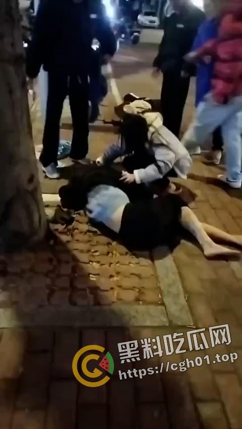 大快人心！广西精神小伙深夜飙车失误 脑浆都撞出来撒一点 血腥慎点-4