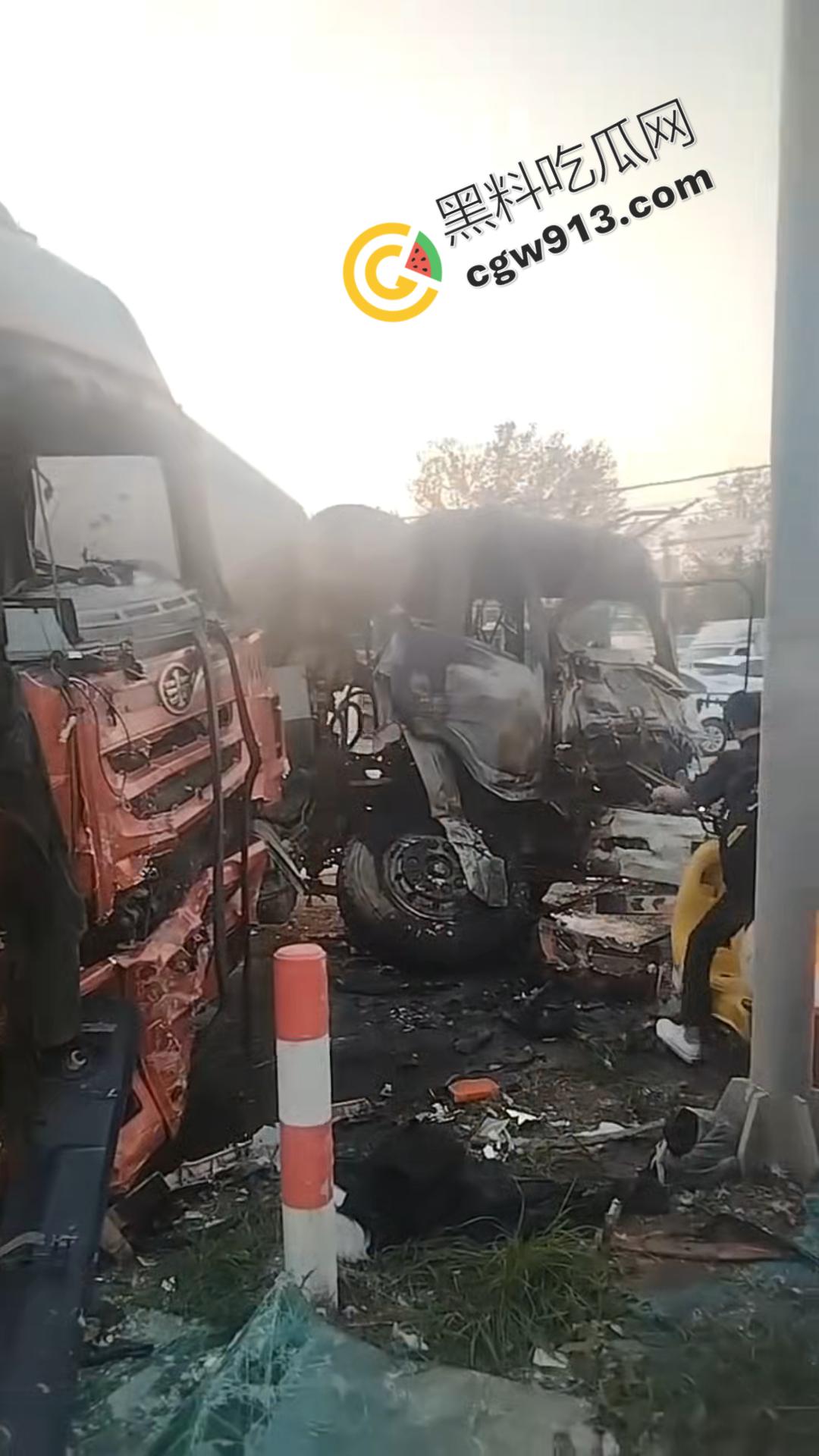 悲剧瞬间!河南商丘公路车祸,大货车烈焰吞没,司机惨遭活活烧焦-9