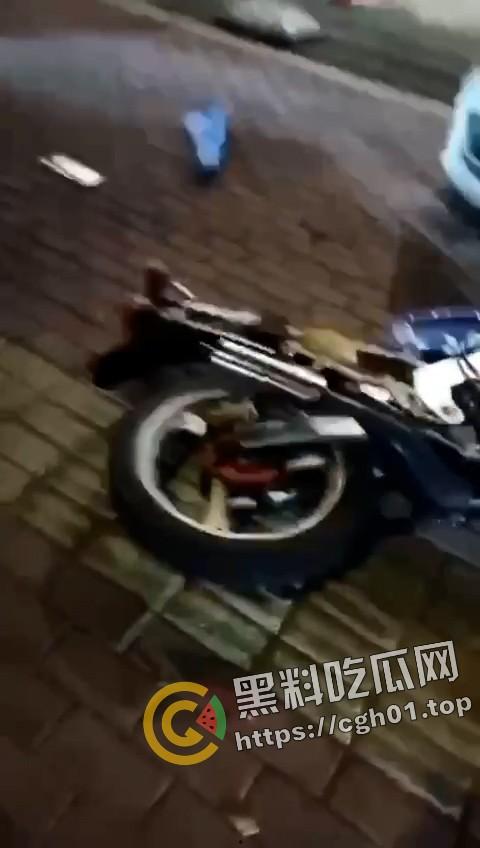 大快人心！广西精神小伙深夜飙车失误 脑浆都撞出来撒一点 血腥慎点-6