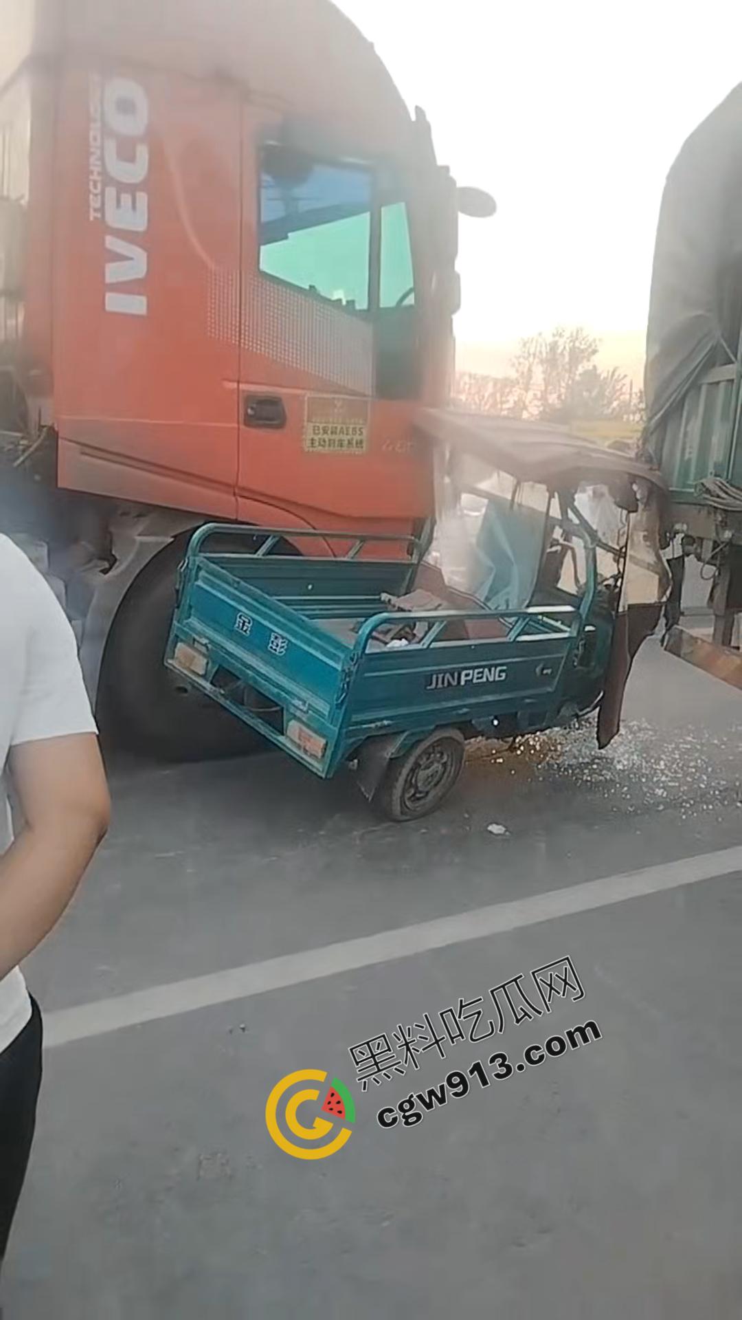 悲剧瞬间!河南商丘公路车祸,大货车烈焰吞没,司机惨遭活活烧焦-10