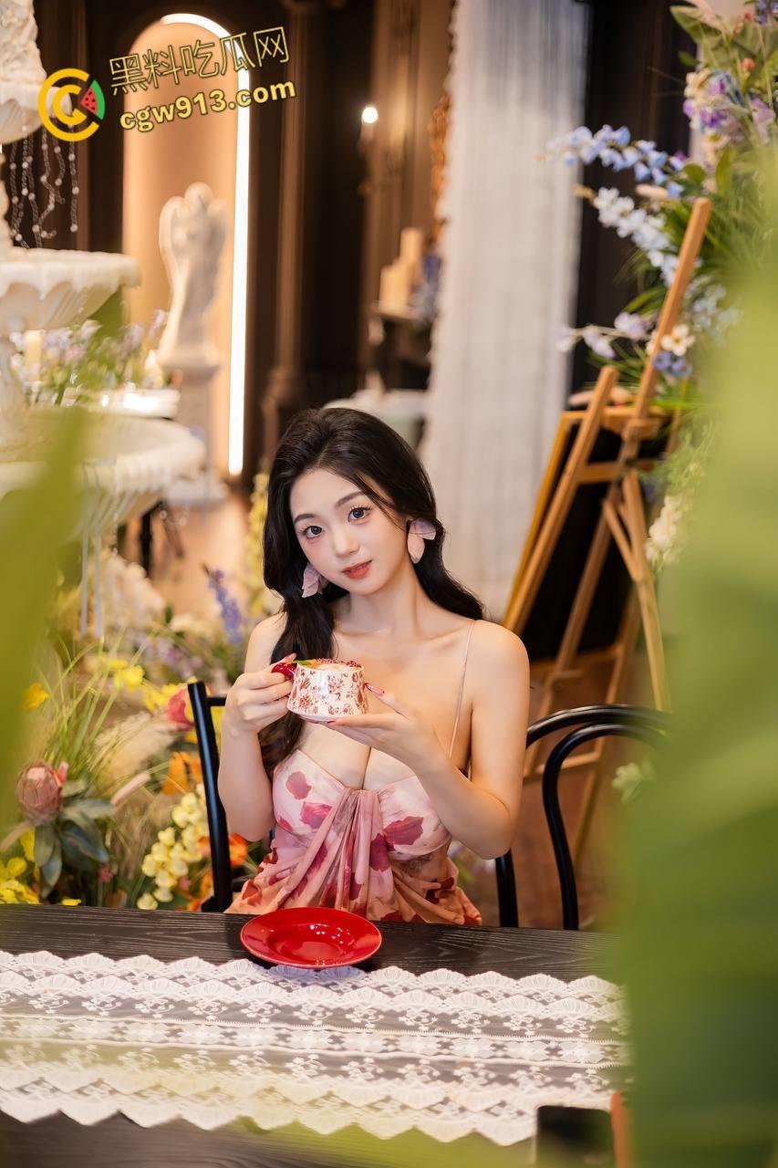 抖音网红【小熊软糖】，高颜值御姐下海黄播，全裸露脸掰逼自嗨，巨乳乳沟诱人无比，揉奶裸舞诱惑力拉满！-2