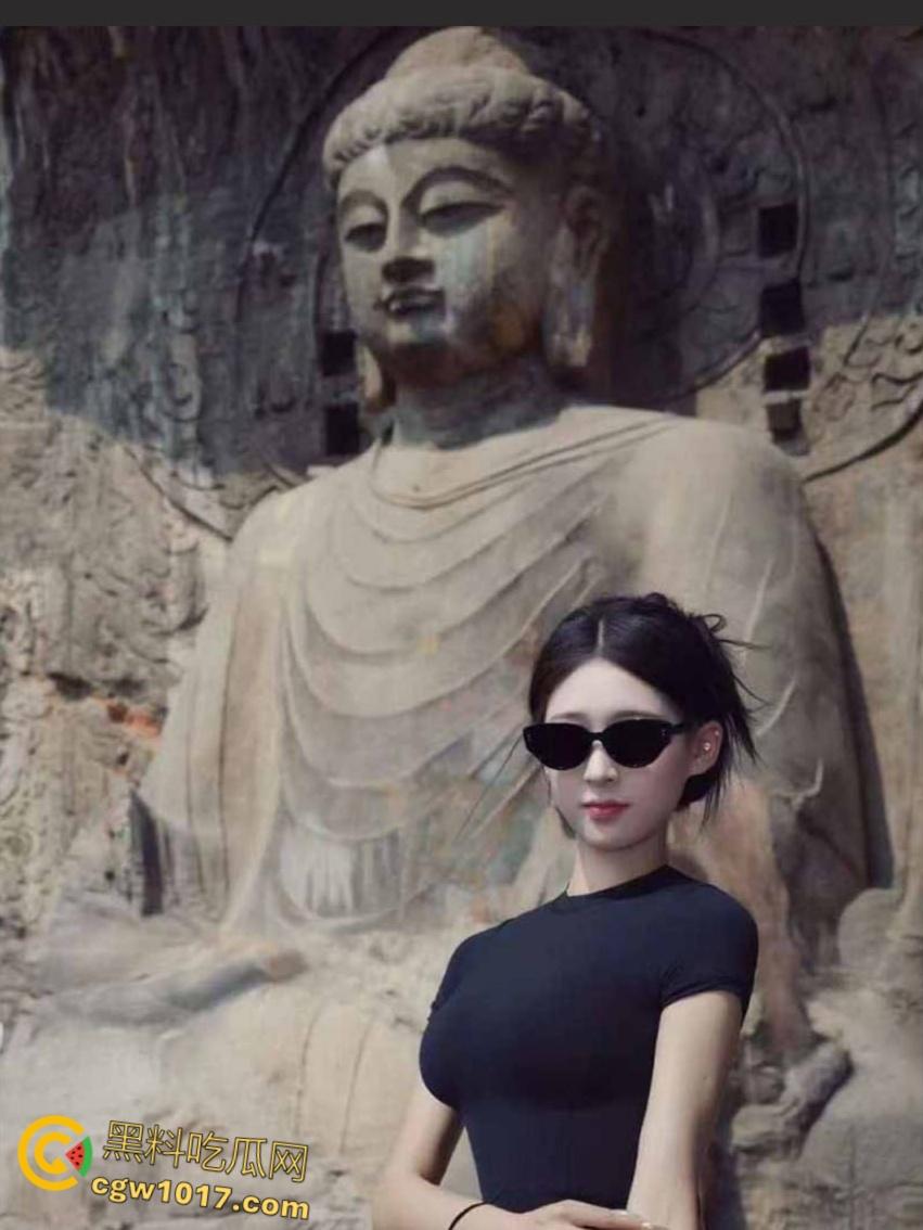 燕京理工学院【何梦琪】,白富美学姐与男友酒店沙发做爱,对镜深喉口交舔蛋,后入爆操呻吟连连!-1