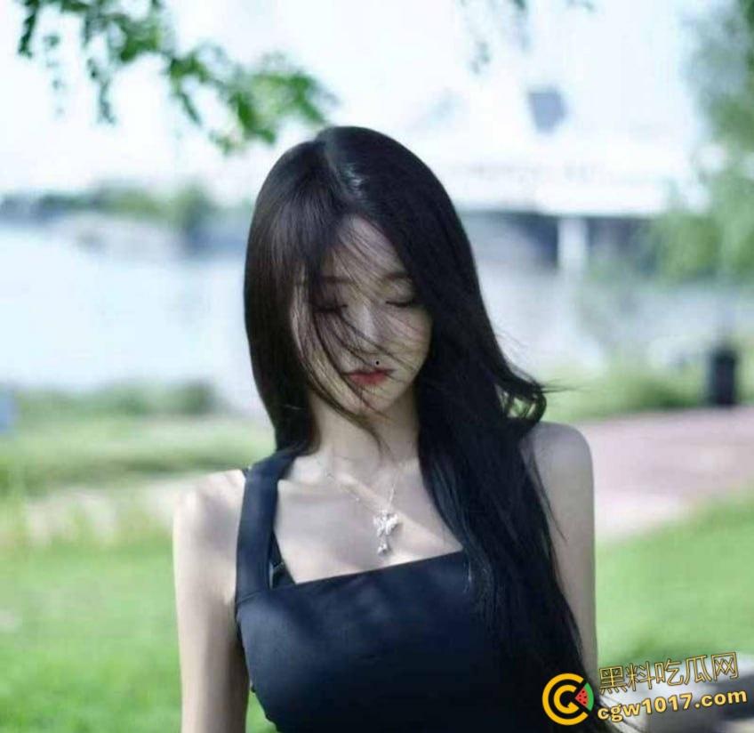 燕京理工学院【何梦琪】,白富美学姐与男友酒店沙发做爱,对镜深喉口交舔蛋,后入爆操呻吟连连!-3