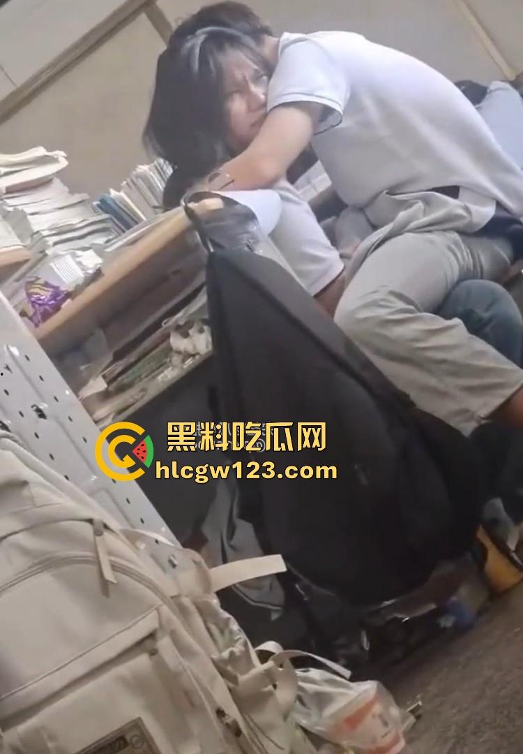 高考前一天教室激情! 高三情侣午休时间教室激情亲密互动 旁若无人的帮男友打着飞机 被偷拍仍继续!-5
