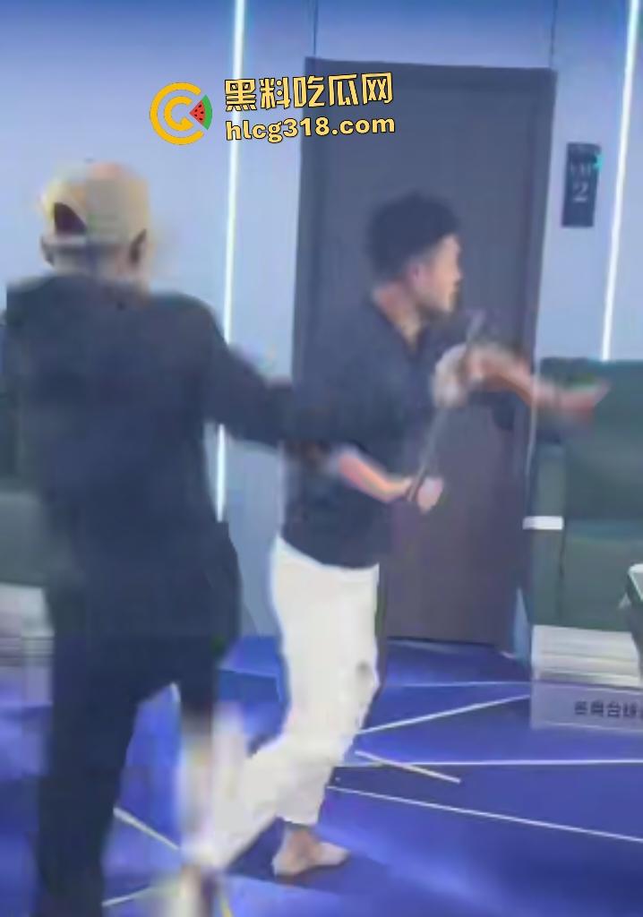 台球室赌徒疯狂群殴两小伙!台球棍和台球直打脑门,棍子打断血流满面,其中一小伙见势不妙直接逃走!-2