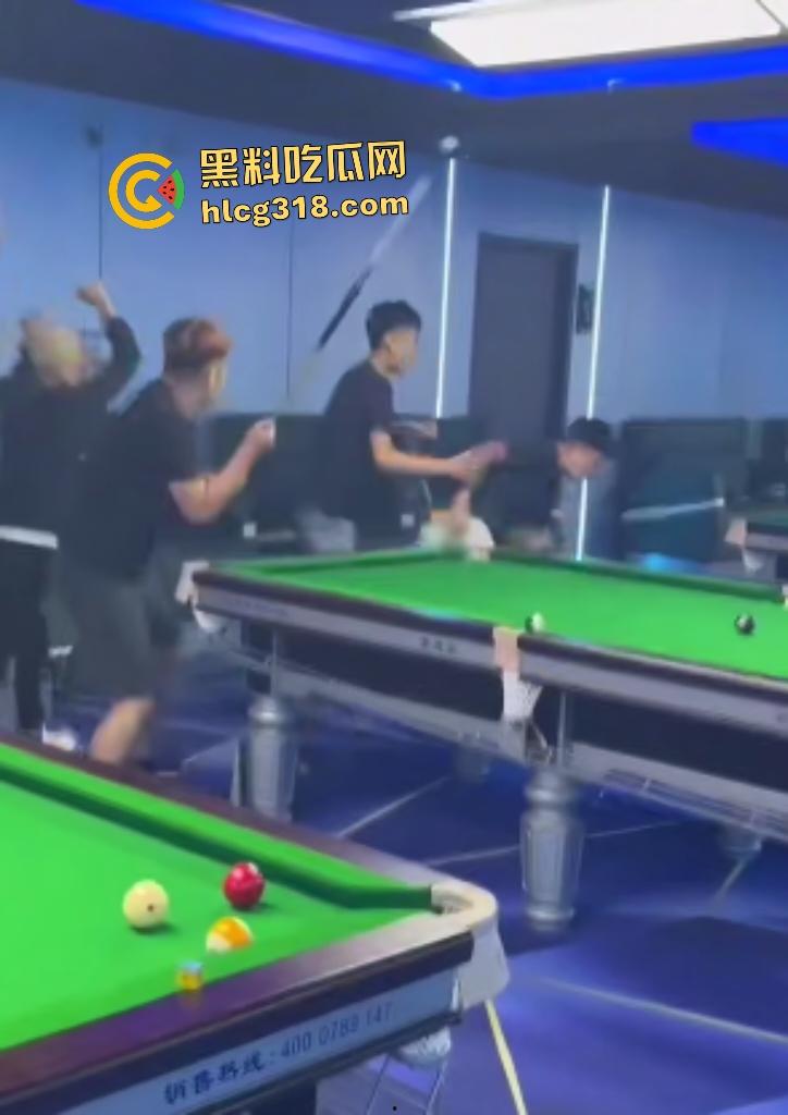 台球室赌徒疯狂群殴两小伙!台球棍和台球直打脑门,棍子打断血流满面,其中一小伙见势不妙直接逃走!-3