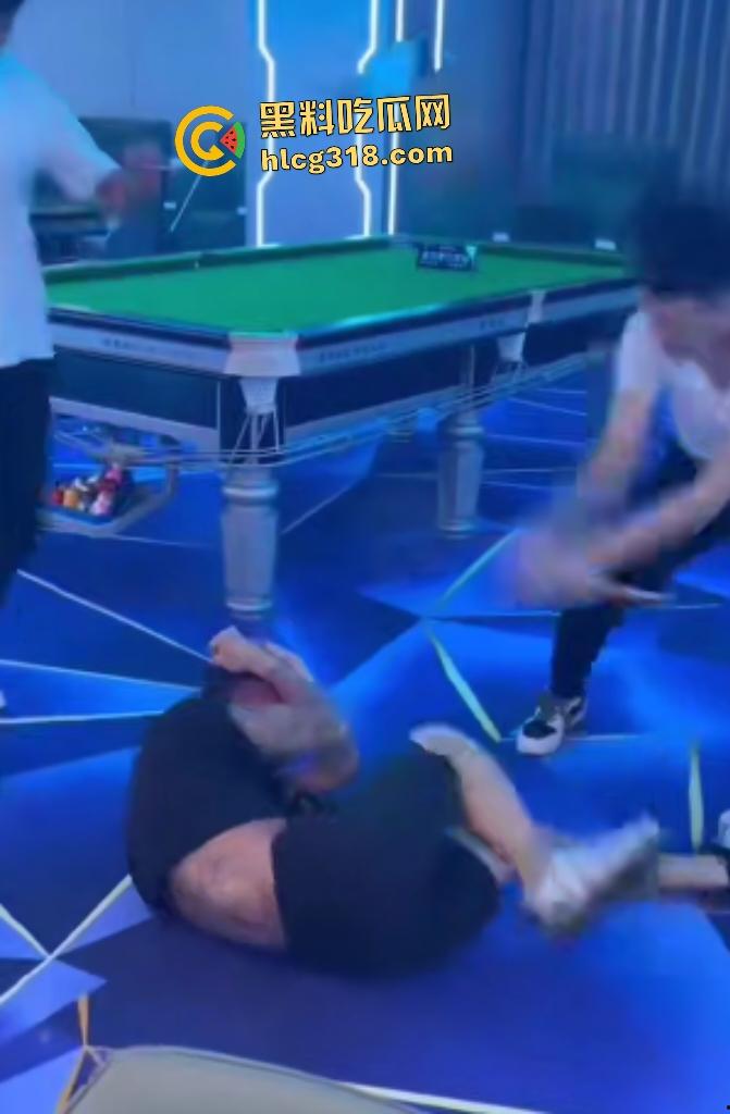 台球室赌徒疯狂群殴两小伙!台球棍和台球直打脑门,棍子打断血流满面,其中一小伙见势不妙直接逃走!-4