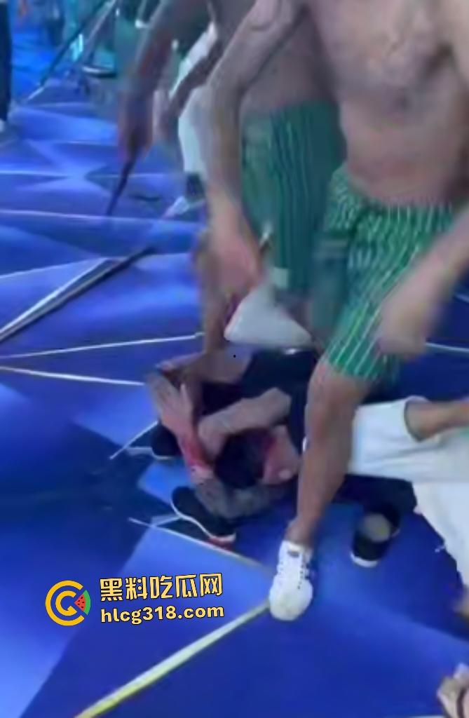 台球室赌徒疯狂群殴两小伙!台球棍和台球直打脑门,棍子打断血流满面,其中一小伙见势不妙直接逃走!-8