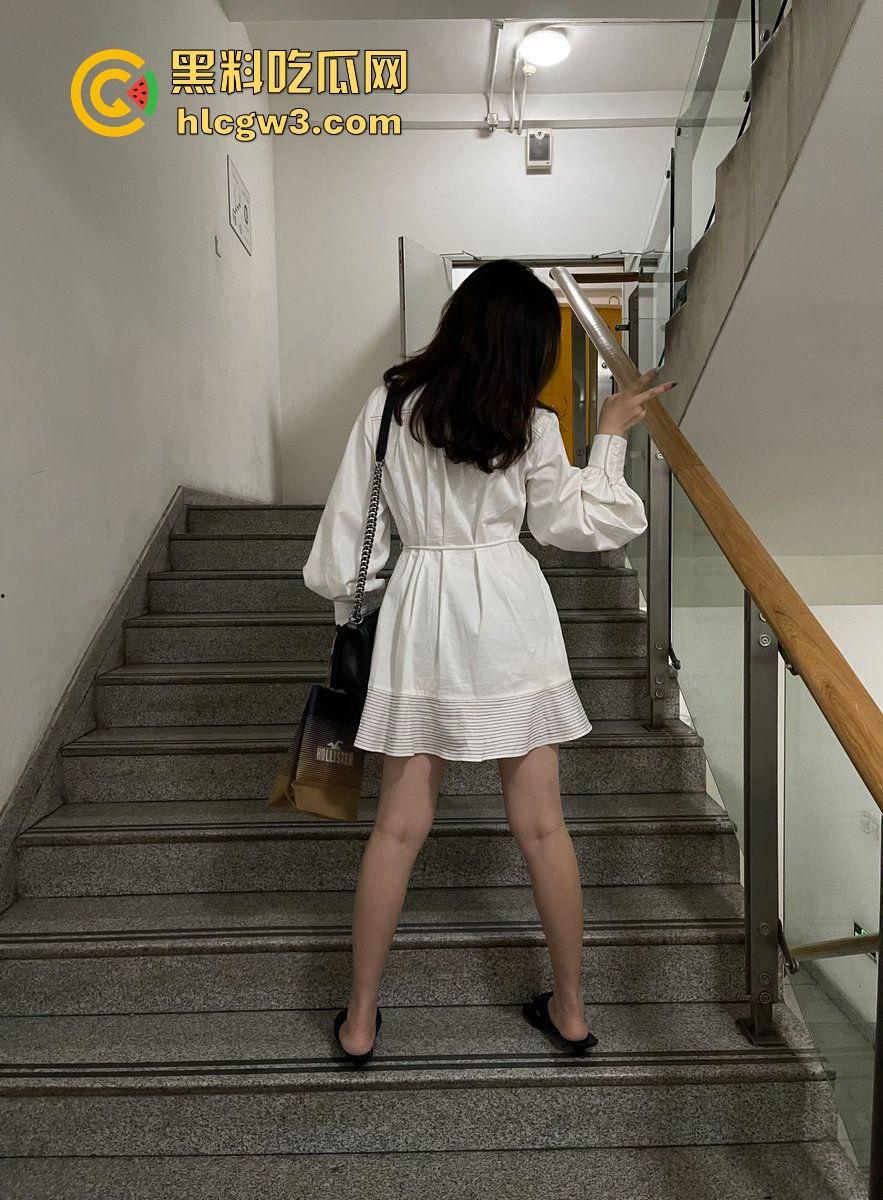 反差人妻博主爆火 【ShahollyYC】撅起肥美大屁股，粉嫩阴唇和屁眼清晰可见，骚到极致！v-3