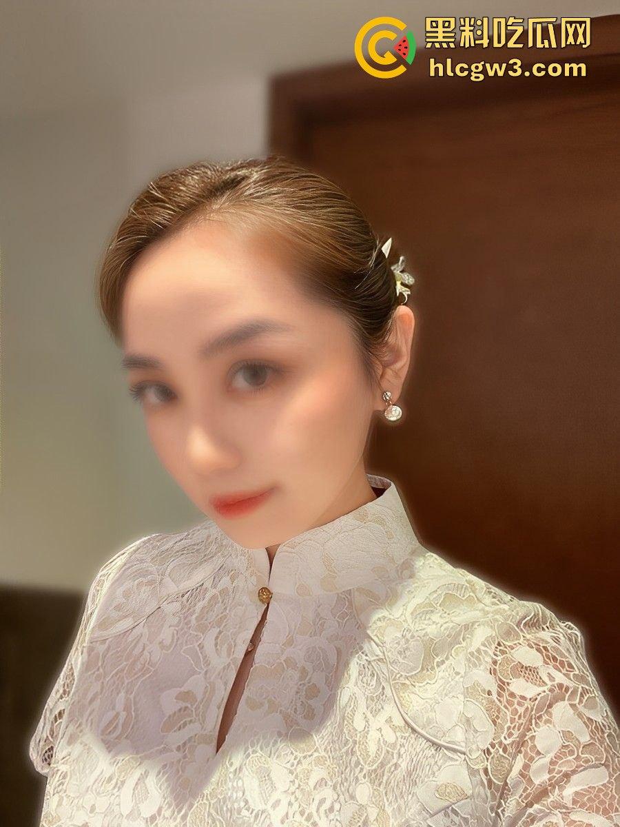 反差人妻博主爆火 【ShahollyYC】撅起肥美大屁股，粉嫩阴唇和屁眼清晰可见，骚到极致！v-15