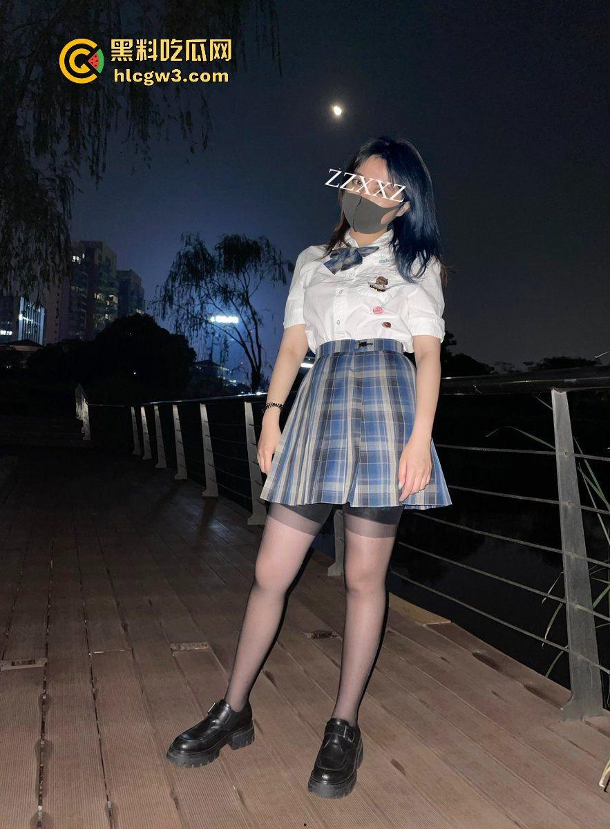 反差人妻博主爆火 【ShahollyYC】撅起肥美大屁股，粉嫩阴唇和屁眼清晰可见，骚到极致！v-26