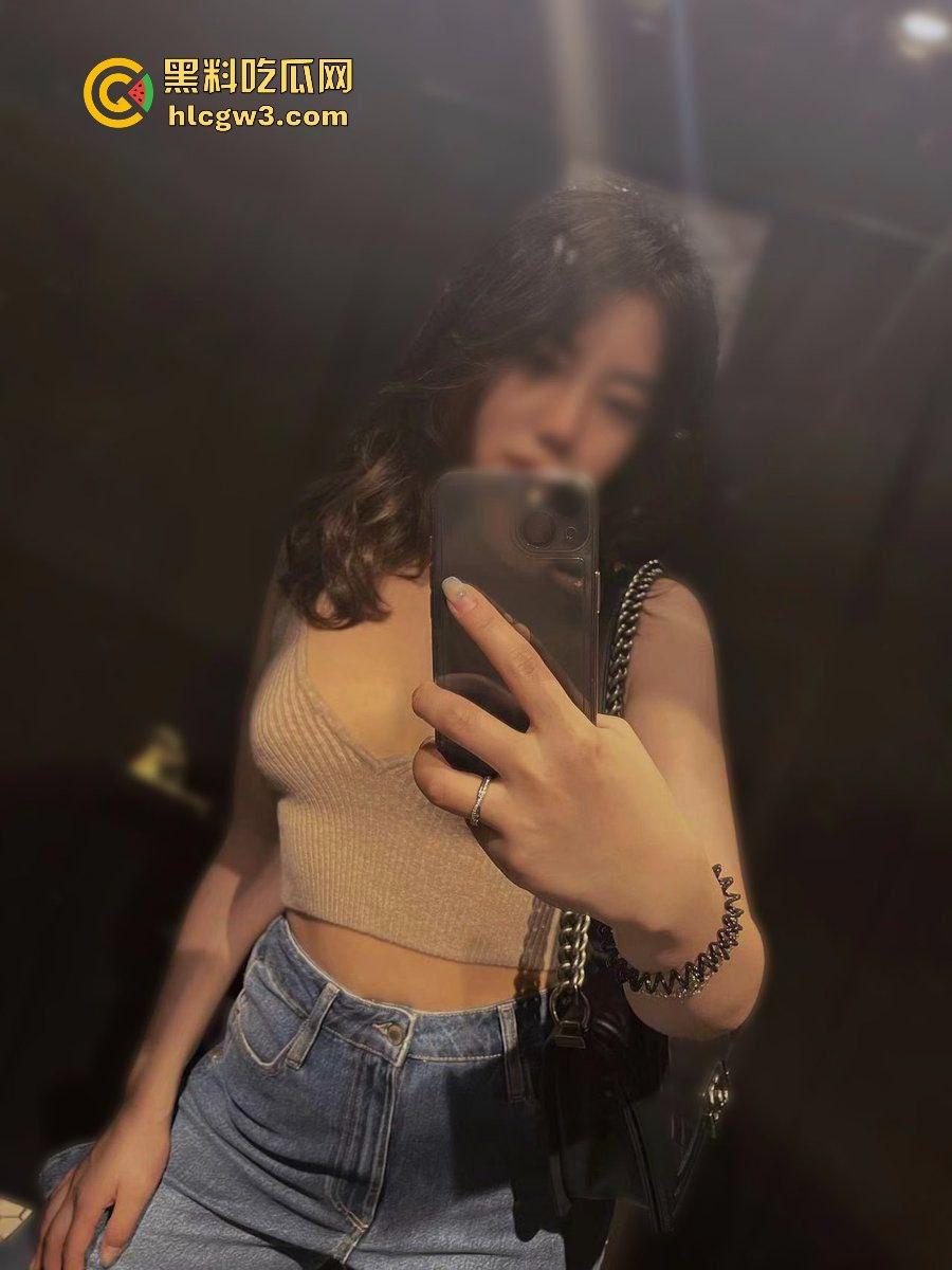 反差人妻博主爆火 【ShahollyYC】撅起肥美大屁股，粉嫩阴唇和屁眼清晰可见，骚到极致！v-30