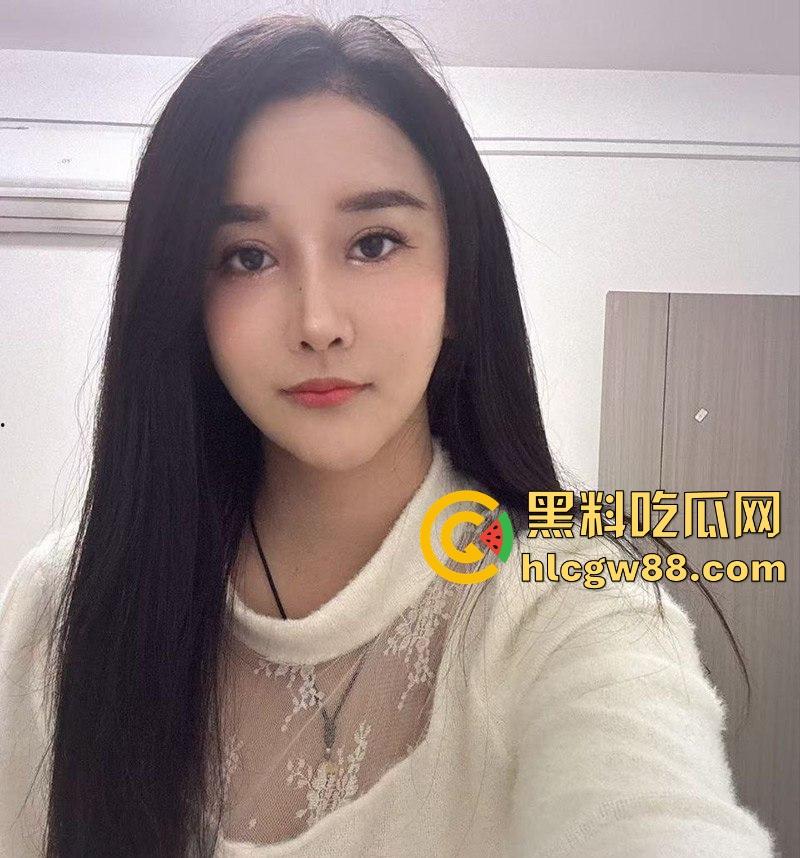 上海反差人妻【李晓晓】背着老公出轨偷情 被炮友调教成极品母狗 经常与好兄弟分享多人群P-4