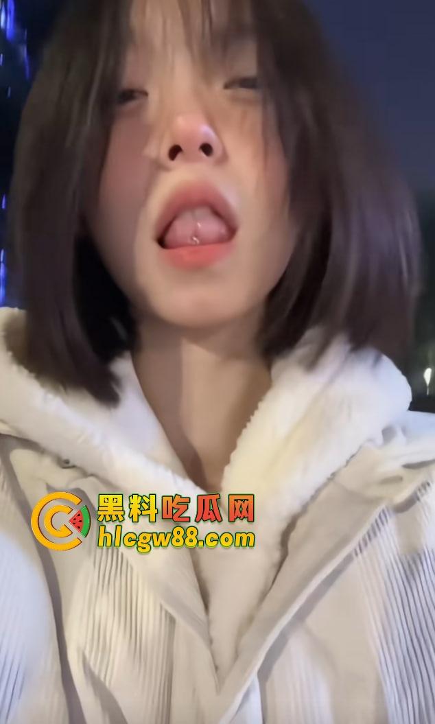 抖音40万粉博主『 铃』被健身教练拖商场厕所狠操一顿,骚逼直播还嘴硬装清高老娘不解释!-2