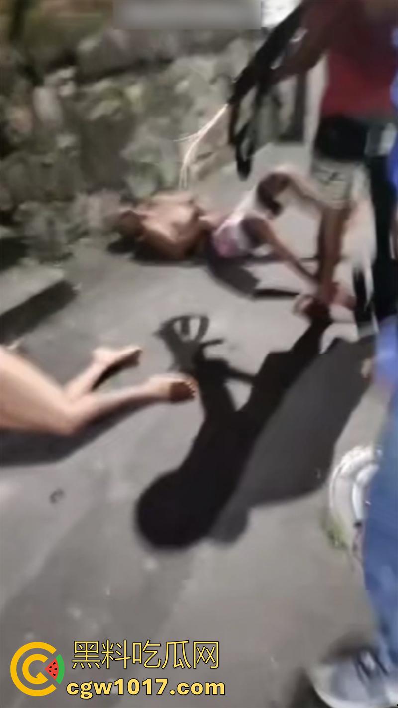 国外偷情的惨痛代价，情夫直接被爆头，老公不解恨还上前补枪，这出轨的代价还真不小啊！-5