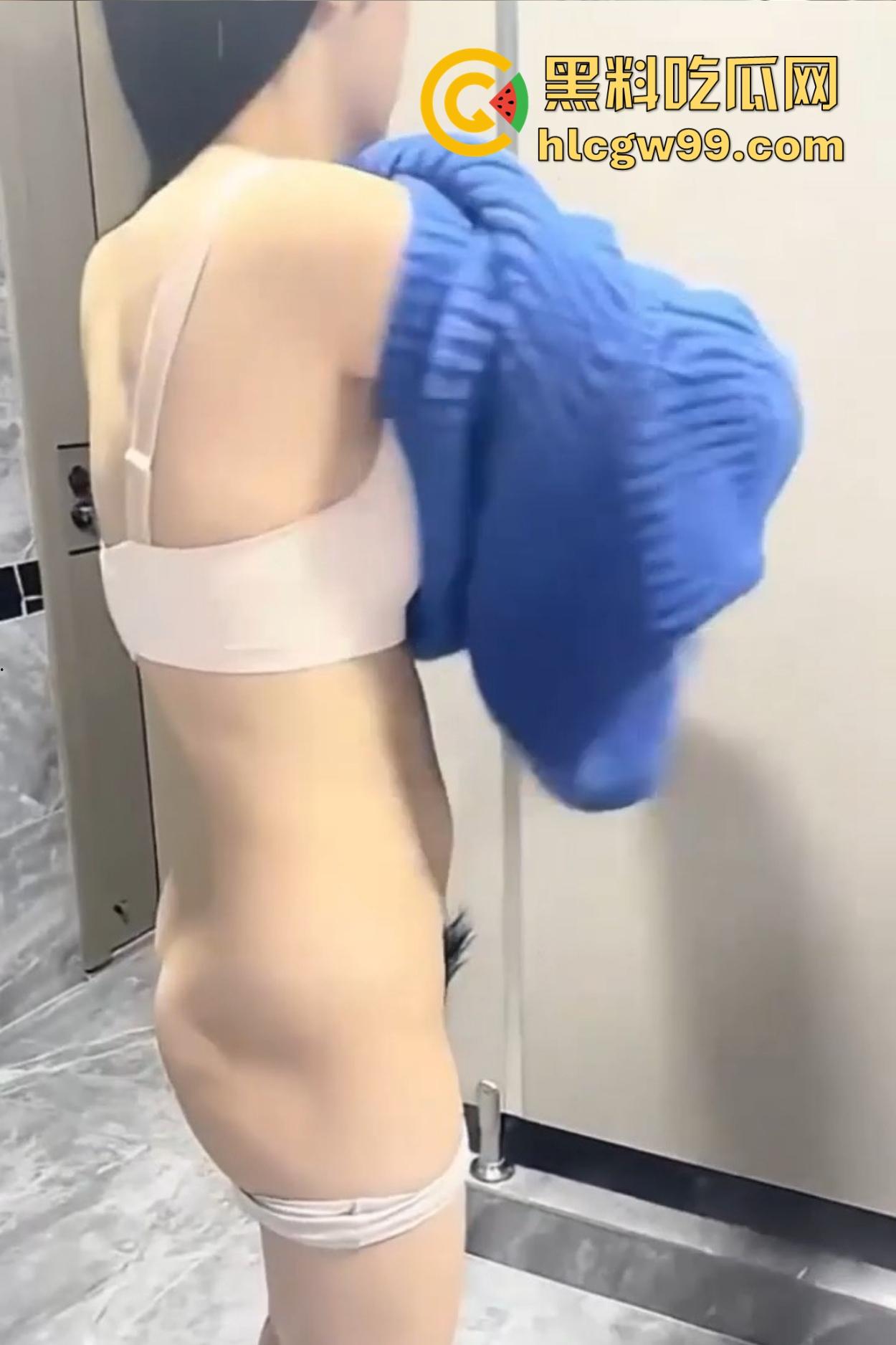 高颜值姐妹花公厕双飞体验，撅起翘臀争着迎合骚穴轮番抽插还担心被抓，完事撒尿留念，两条下贱母狗玩得花！-10