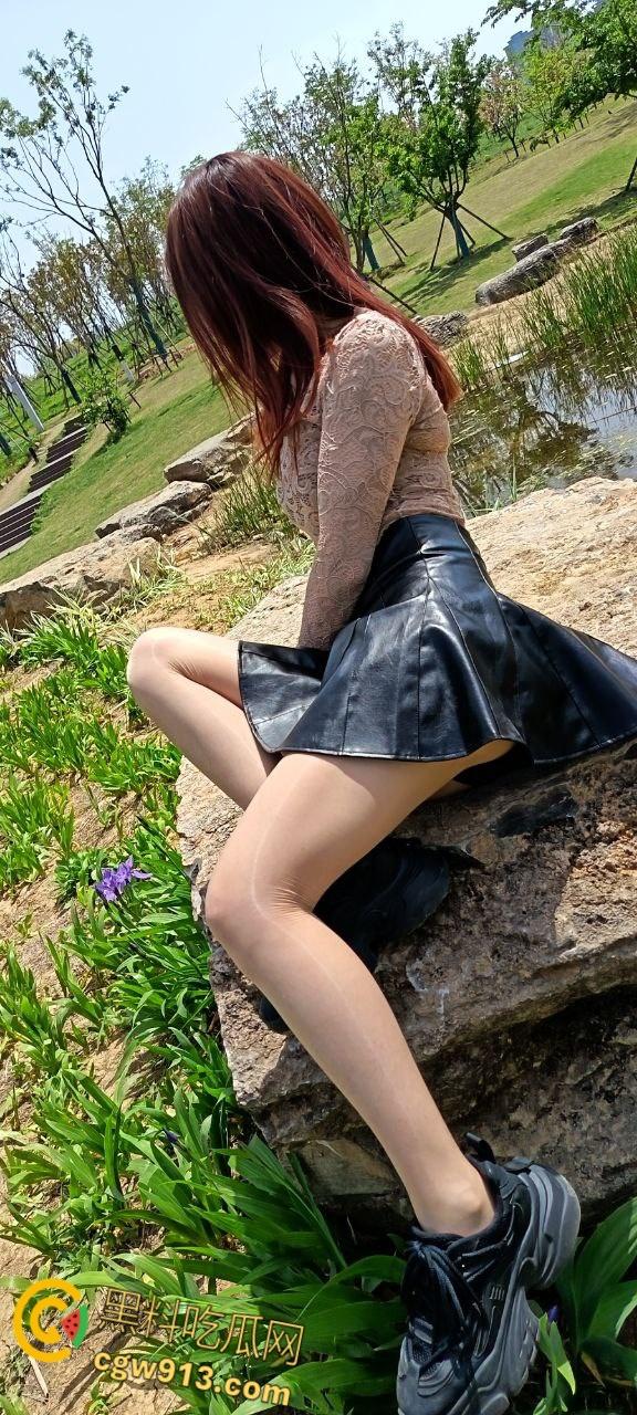 帮妹妹户外拍写真，性感皮裙大长腿，骚穴在肉丝下若隐若现，主动跪地口交，后入爆操激情内射 ！-3