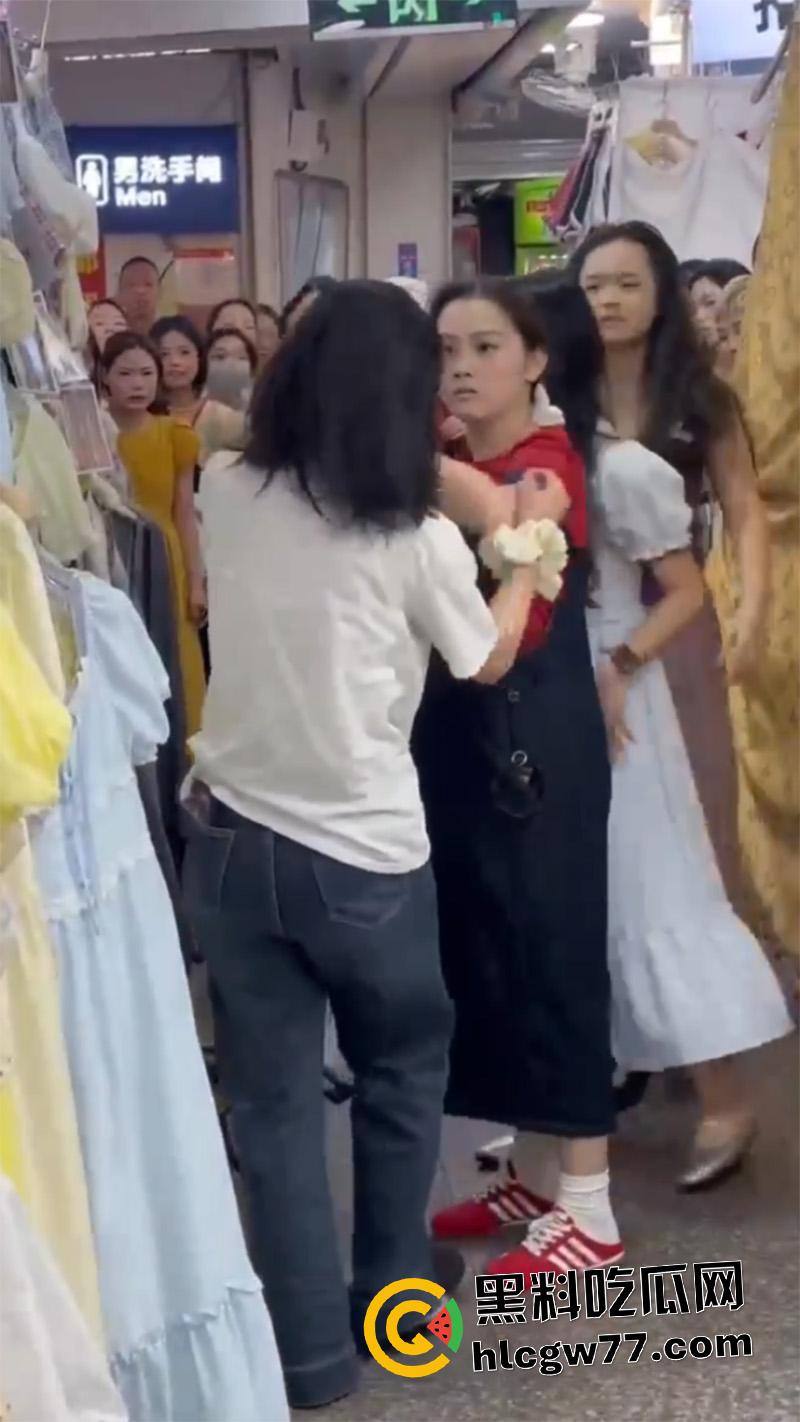 广西商场实拍女人打架,各种对骂撕逼扒衣服,难怪男人都爱看女人打架,美腿翘臀随便看啊!-5