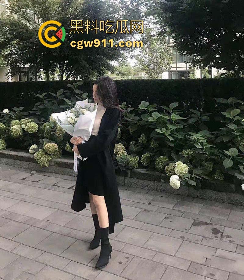 杭州工商银行职员【林语星】外表端庄职场丽人,私下肥臀美腿反差,跪地口交舔蛋,无套后入猛操蜜穴!-1