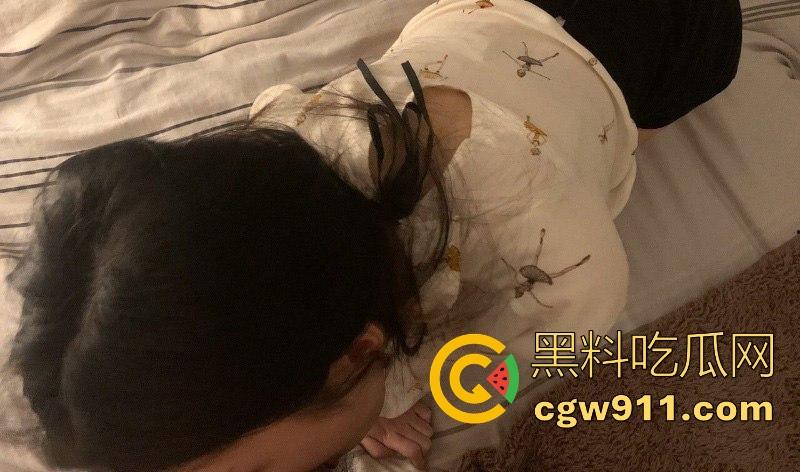 杭州工商银行职员【林语星】外表端庄职场丽人,私下肥臀美腿反差,跪地口交舔蛋,无套后入猛操蜜穴!-3