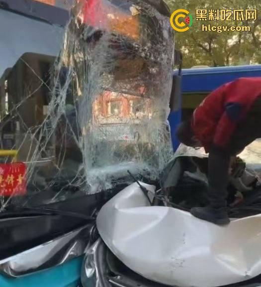 兰州公交车失控酿大祸,狂撞多车现场如战场!4人受伤,目击者吓到腿软!-6