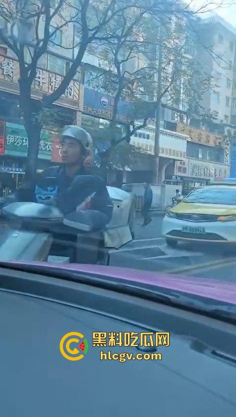 兰州公交车失控酿大祸,狂撞多车现场如战场!4人受伤,目击者吓到腿软!-7