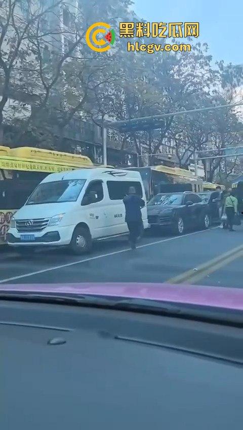 兰州公交车失控酿大祸,狂撞多车现场如战场!4人受伤,目击者吓到腿软!-10