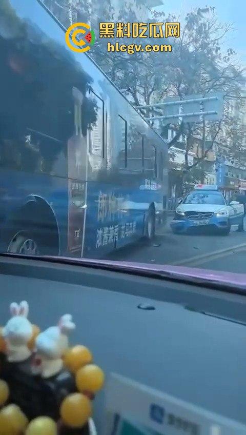 兰州公交车失控酿大祸,狂撞多车现场如战场!4人受伤,目击者吓到腿软!-11