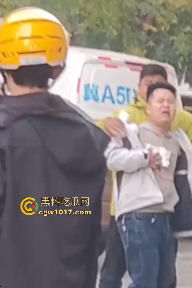 石家庄美团外卖小哥忍无可忍血刃站长,5块单子只给1块,离职扣80%工资逼人走绝路,这不是活该找刀吗?-8