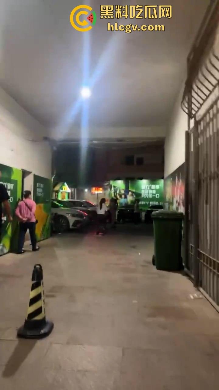 褔建老婊子爱上无情狗男人 申请转正失败还被打 含恨挥刀嘎了男人腰子 血溅当场-8