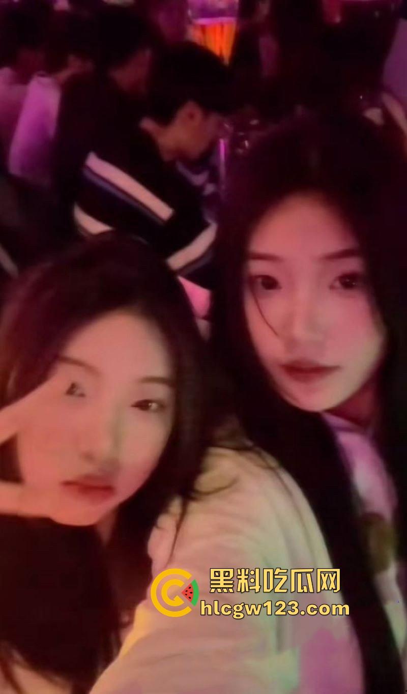 陕西艺术学院【林灰灰】清纯眼镜妹性爱视频泄露 与男友在酒店走廊释放欲望 翘臀被猛烈进攻 刺激感飙升！-4