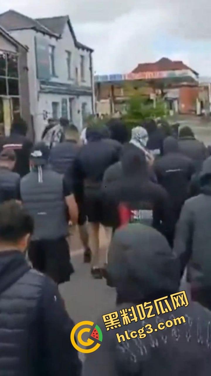 英国移民集会冲突升级：武装移民群体街头抗议引发暴力冲突！-6